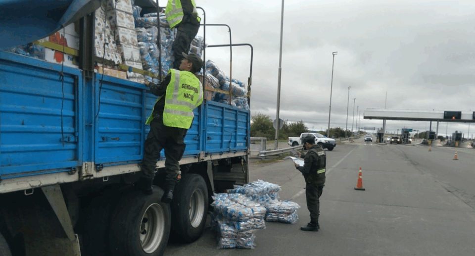 En Córdoba interceptaron un camión que trasladaba mercadería de contrabando con un avalúo que supera 100.000.000 de pesos