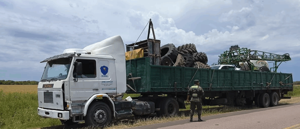Chaco: Simulaba trasladar maquinaria rural pero ocultaba un auto con pedido de secuestro activo