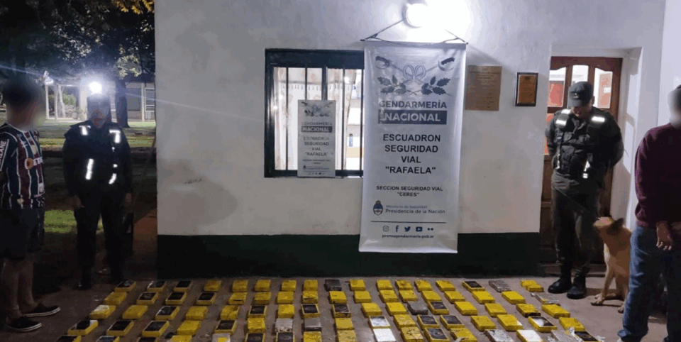 Santa Fe: Descubrieron más de 105 kilos de cocaína distribuidos en el baúl y en los zócalos de un auto