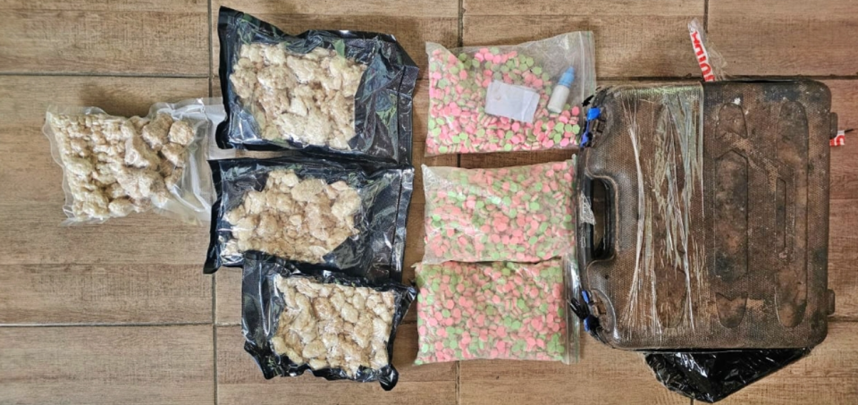 Gendarmes reemplazaron los 7 kilos 890 gramos de metanfetaminas con aserrín para realizar la entrega vigilada de una encomienda