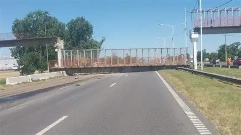 Rosario bajo alerta: un camión derrumba un puente peatonal y expone la fragilidad urbana