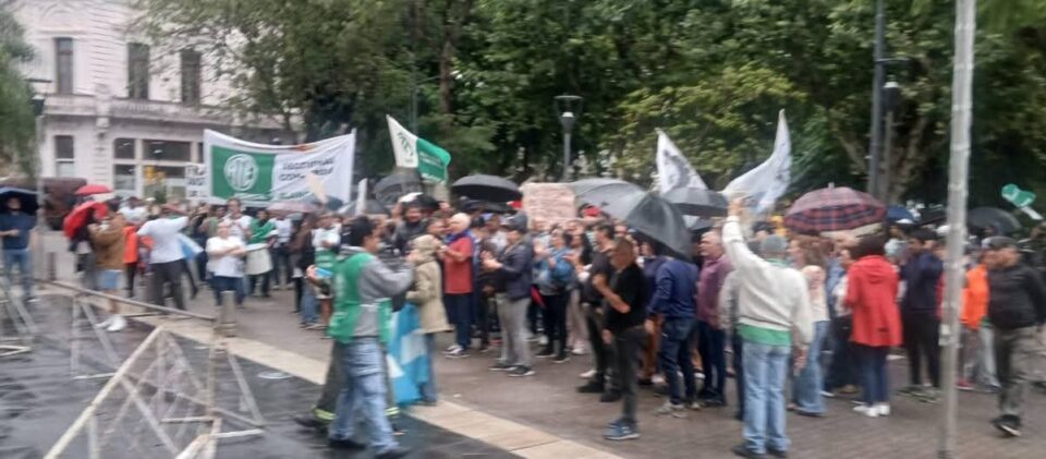 “Reclamo bajo agua: 130 despedidos, 130 razones”