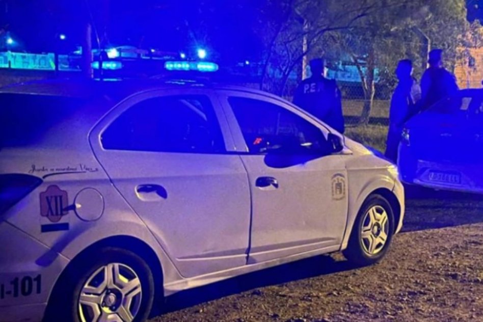 Alcoholizado se arrojó sobre el auto de su ex pareja, le rompió el parabrisas y terminó detenido
