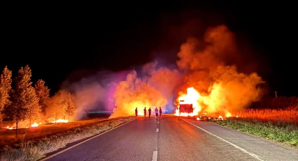 Se incendió un camión cargado con placas de madera en la ruta 14