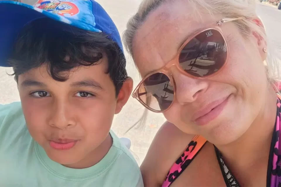 Escalofriantes detalles del hallazgo de una mujer y su hijo muertos en la bañera de un hotel Madre e hijo fueron encontrados sin vida dentro de la bañera de una habitación. La Justicia investiga un presunto filicidio seguido de suicidio.