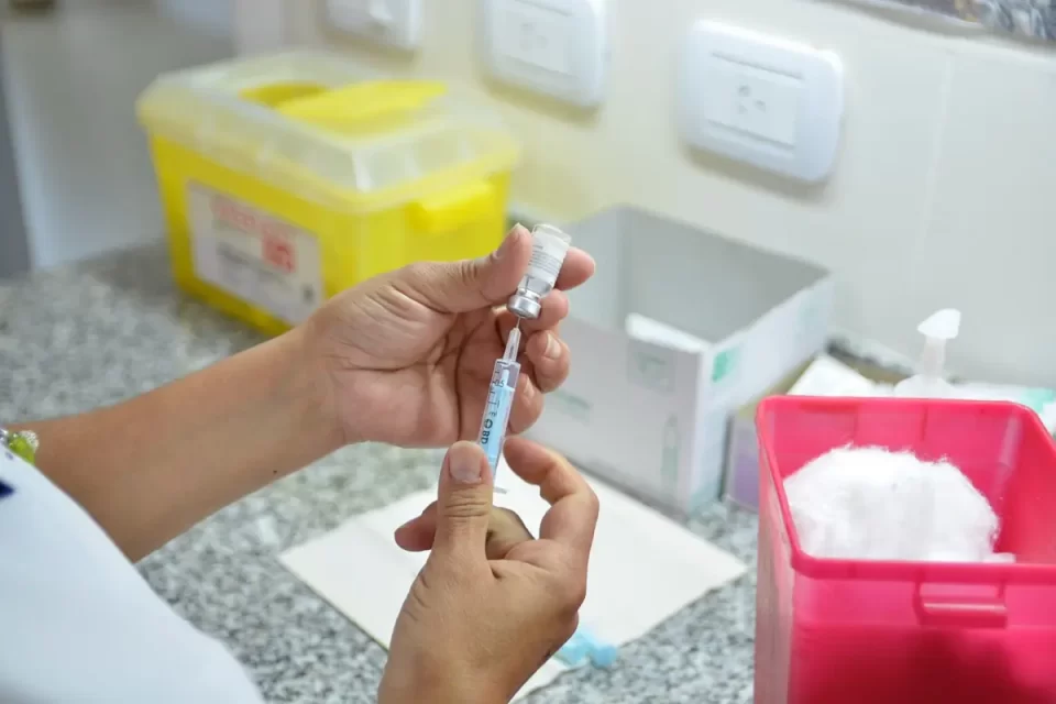 Vacunas contra el dengue: el Ministerio de Salud distribuye 170.000 dosis en 11 provincias