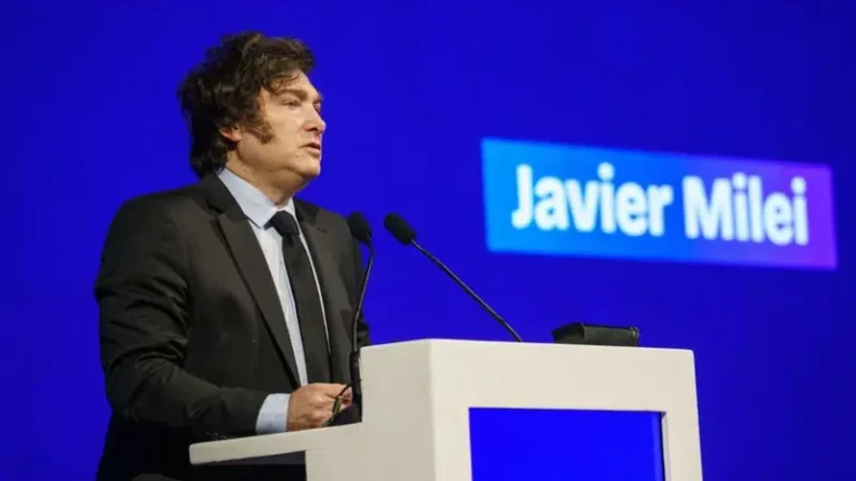 El presidente Javier Milei no reconoce su fracaso en bajar la inflación y busca culpables en la política, en la guerra y en el comienzo de las clases. La tasa de inflación de marzo fue de 3,4%.