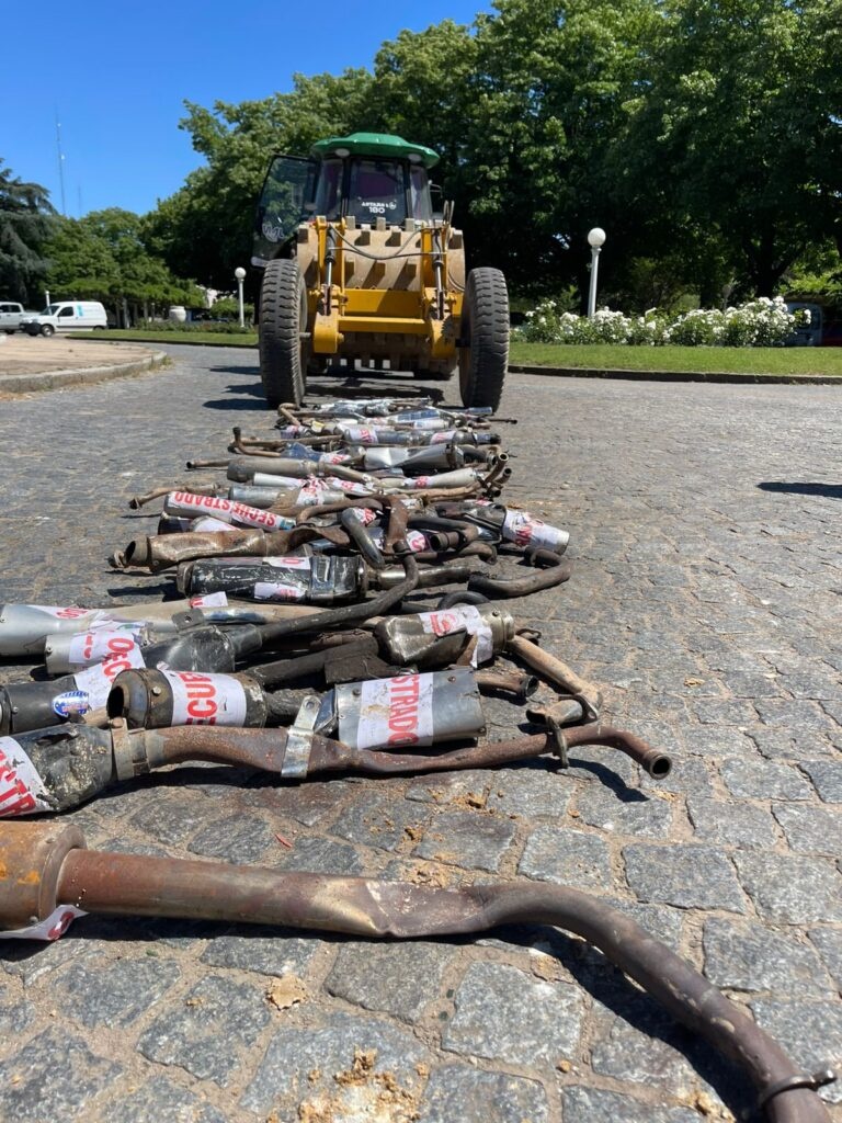 Proyecto de compactación de motos con escapes libres: sanciones más duras en Buenos Aires