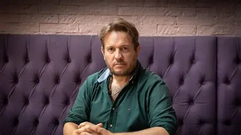 El biógrafo de Milei volvió a cruzar a Adorni: “Es un piojo resucitado que está aferrado al poder y a las fotos”