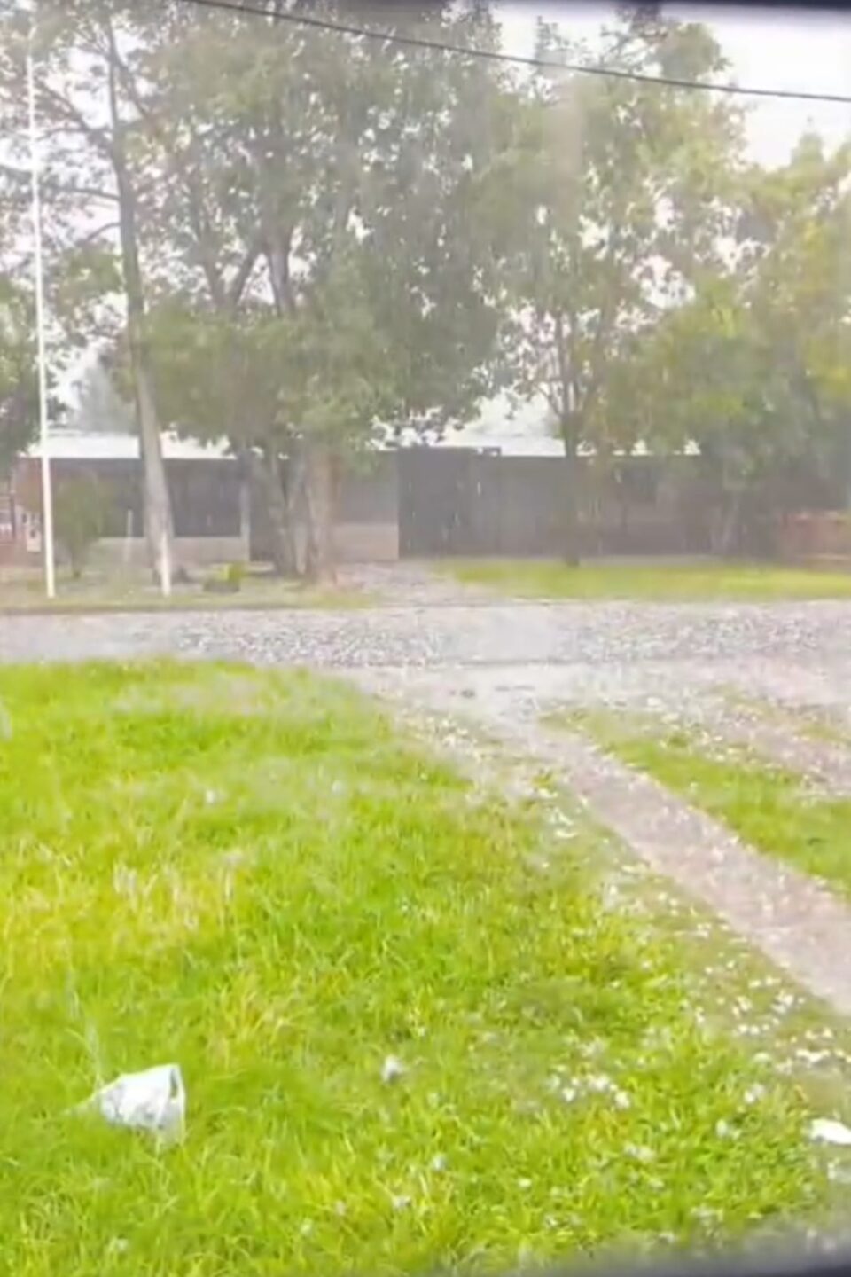 “Santa Elena bajo agua y piedra: la fuerza del temporal que golpea la ciudad”