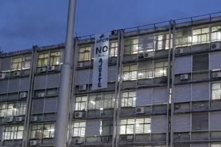 UPCN Entre Ríos profundiza su rechazo al ajuste con bandera en el centro cívico de Paraná