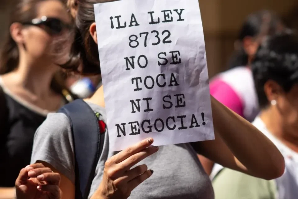La Intersindical marcha hacia Casa de Gobierno contra la reforma