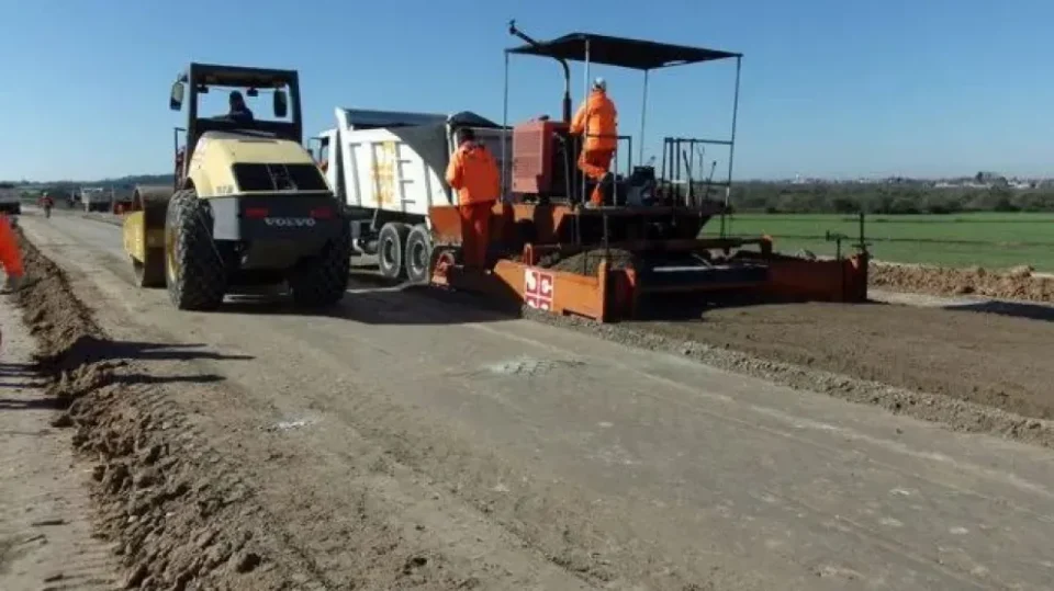 Denuncian que una empresa constructora despidió a 60 trabajadores