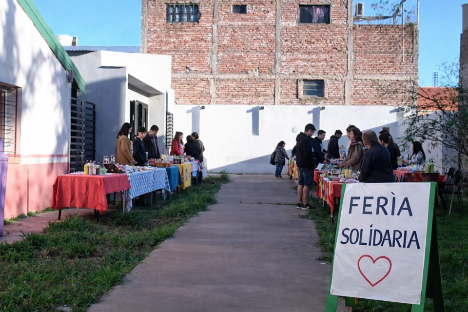 “Egresados en aprietos: ¿podrá la solidaridad reparar la estafa?”
