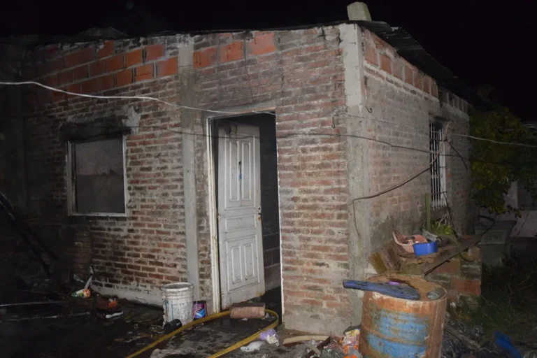 Tragedia en Gualeguaychú: un incendio dejó un muerto y una mujer en estado crítico