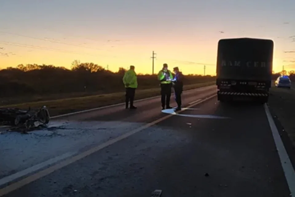Tragedia en la Ruta 12: un motociclista perdió la vida al chocar contra un camión