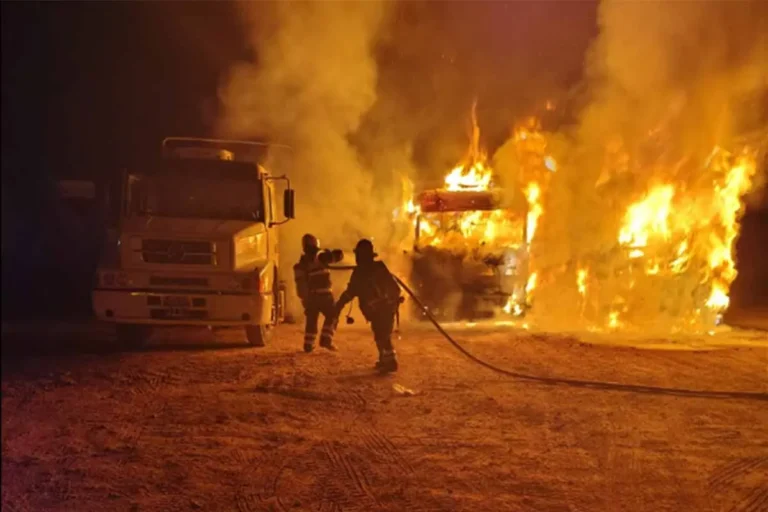 Incendio en Ruta 42: dos camiones destruidos y otro dañado en El Remanso