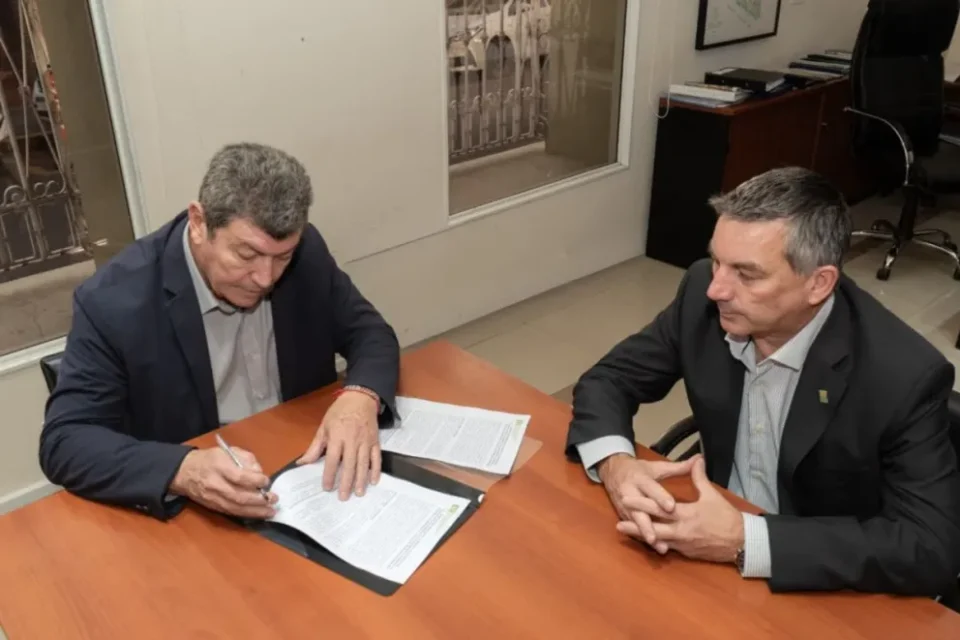 “IAPV y Colegio de Escribanos firmaron convenio para agilizar escrituraciones y operatorias crediticias”