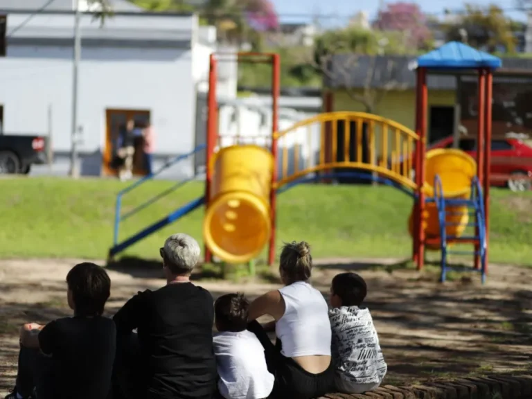 Entre Ríos lanza nueva convocatoria para familias adoptantes: 113 niños y adolescentes esperan un hogar