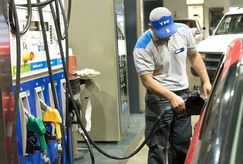 “Se rompe el dique: YPF libera precios y el atraso supera el 15%”