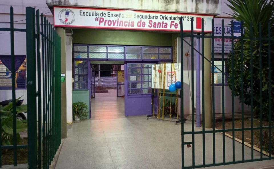 “Violencia escolar en la zona de Rodríguez: cuatro menores atacaron a una alumna de 16 años en la puerta de la escuela”