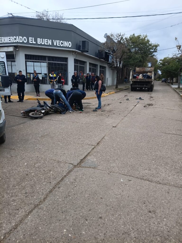 Título de portada Tragedia en La Paz: un adolescente murió tras chocar en moto contra un camión municipal