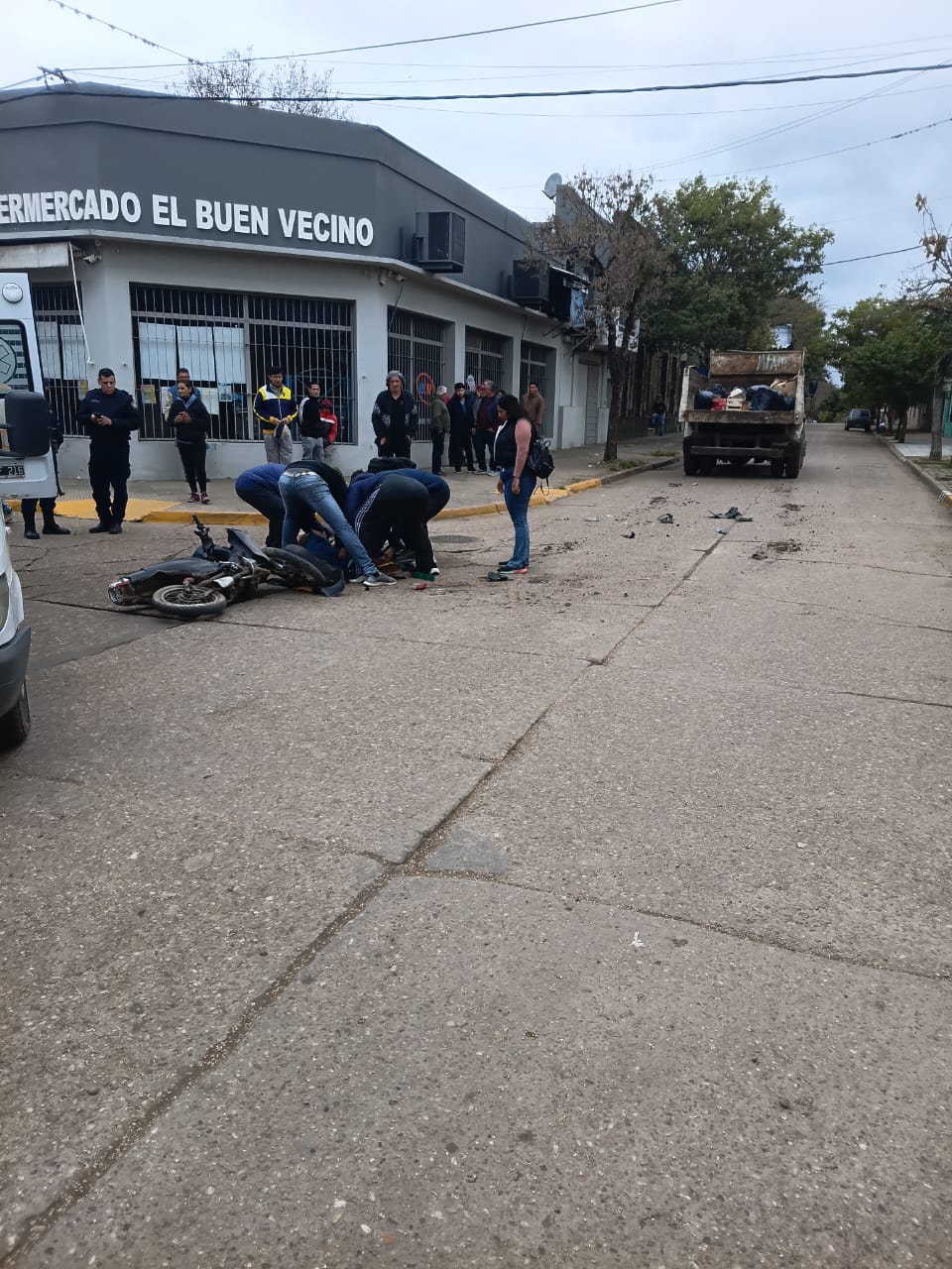 Tragedia en La Paz: un adolescente murió tras chocar en moto contra un camión municipal