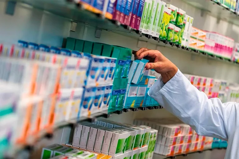 “Nuevas reglas para retirar medicamentos: farmacias deberán digitalizar la dispensa y se habilita el uso de tokens para autorizar a terceros”