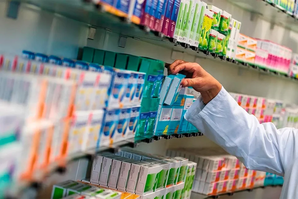 “Nuevas reglas para retirar medicamentos: farmacias deberán digitalizar la dispensa y se habilita el uso de tokens para autorizar a terceros”