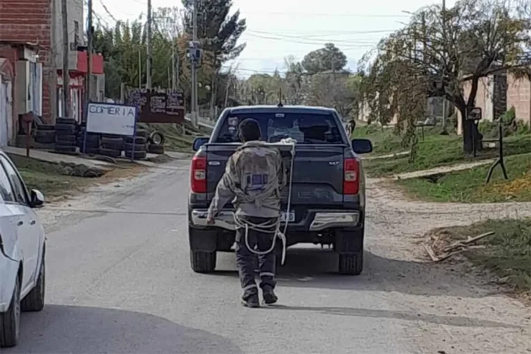 “Violento episodio en Zárate: un comerciante ató a un presunto ladrón a su camioneta y lo arrastró varias cuadras”