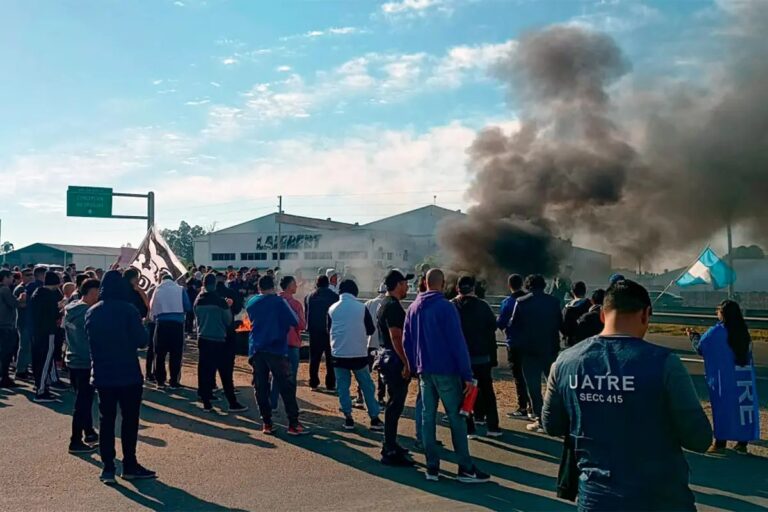“Trabajadores de Granja Tres Arroyos vuelven a la Ruta 14 por salarios adeudados”