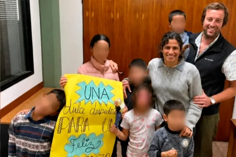 “Final feliz: seis hermanos lograron permanecer unidos con nueva familia”
