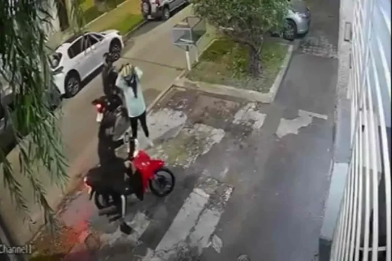 “Descarga eléctrica contra un ladrón: una mujer frustró el robo de su moto”