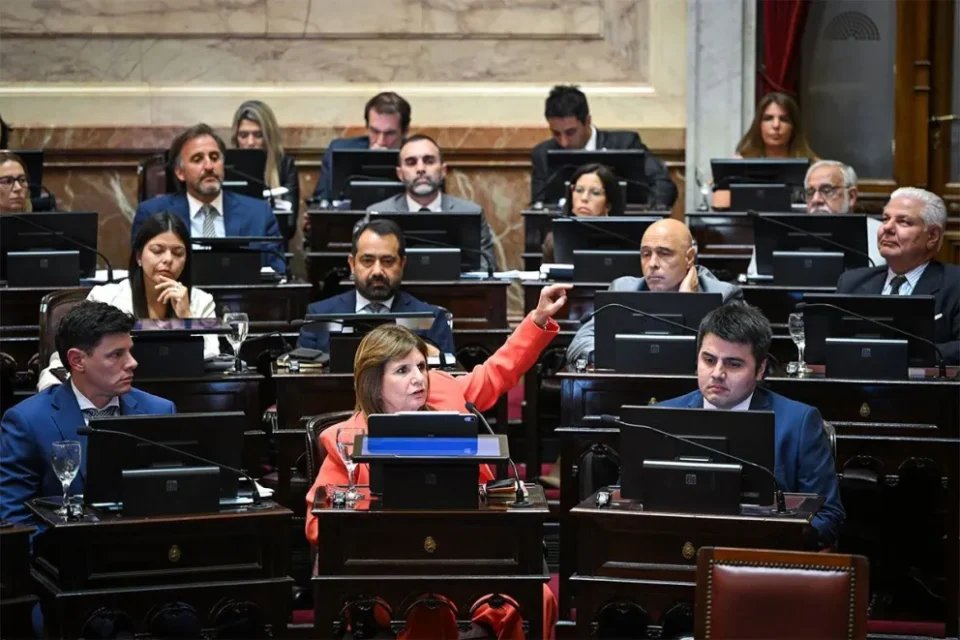 “LLA frena la sesión en el Senado para evitar la interpelación a Adorni”