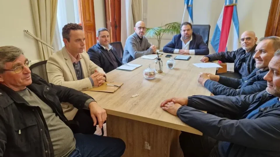 Granja Tres Arroyos: el gobierno refuerza la asistencia en medio de la crisis laboral