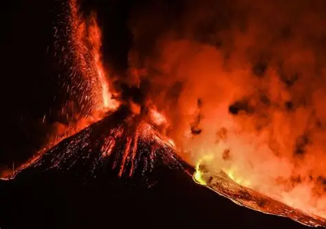 “Erupción del Etna: cierre parcial del espacio aéreo en Sicilia por emisión de ceniza volcánica”