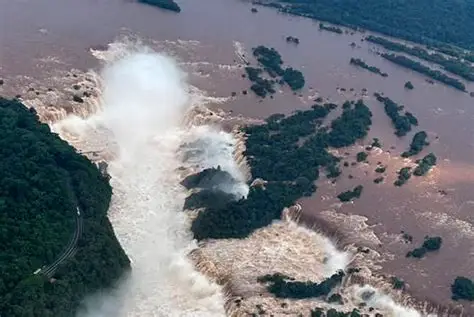 “Iguazú: la crecida del río obliga al cierre de la Garganta del Diablo”