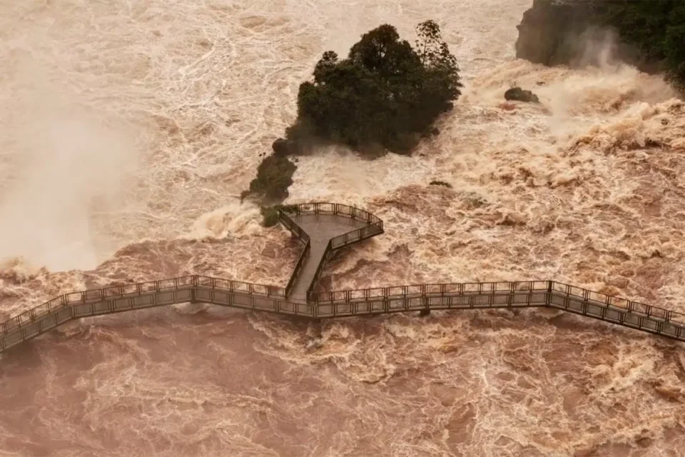 Cataratas del Iguazú en alerta máxima: el caudal del río podría superar la histórica crecida de 2022 y ya se evalúa desmontar las pasarelas de la Garganta del Diablo
