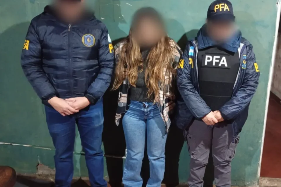 Golpe a una red internacional: detienen en Tigre a una mujer acusada de reclutar mercenarios argentinos para combatir ilegalmente en Ucrania; su pareja permanece prófugo