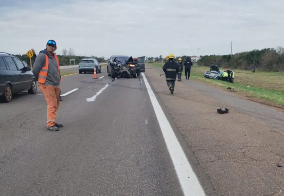 Ruta 14: confirman la identidad del remisero fallecido en el accidente; una familia de La Plata fue hospitalizada tras el choque con un Fiat Siena gris