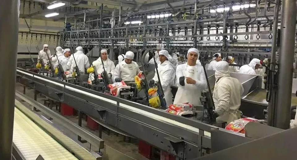 “Subsidio provincial para trabajadores de Granja Tres Arroyos: 42 beneficiados en la primera etapa, acreditaciones semanales en marcha y un respiro económico en medio de la incertidumbre laboral”