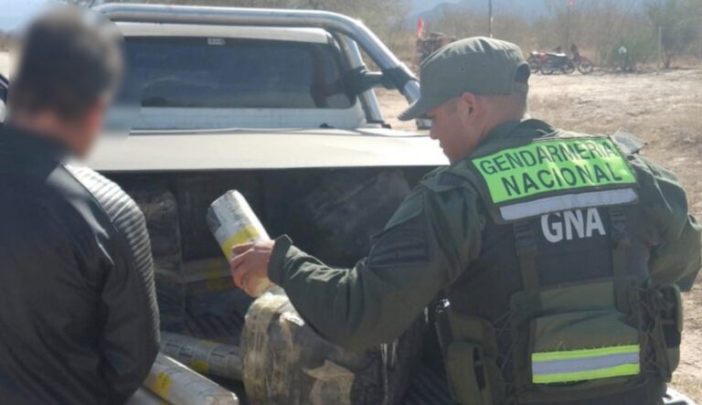 Catamarca: Intentaron esquivar el control de la Fuerza con una camioneta acondicionada con más de 540 kilos de hojas de coca