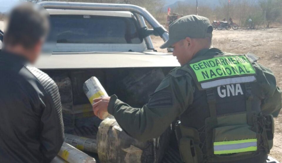 Catamarca: Intentaron esquivar el control de la Fuerza con una camioneta acondicionada con más de 540 kilos de hojas de coca