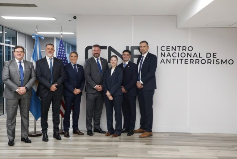 ESCÁNDALO La entrega es total: Santiago Caputo celebró que el FBI opere en Argentina por la seguridad de EE. UU.