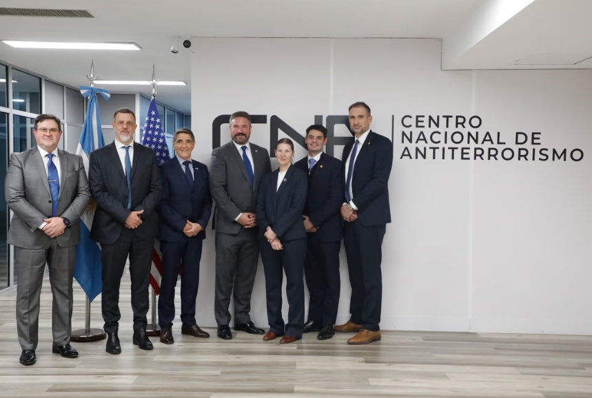 ESCÁNDALO La entrega es total: Santiago Caputo celebró que el FBI opere en Argentina por la seguridad de EE. UU.
