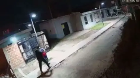 “Paraná: un vecino fue detenido tras balear a un hombre acusado de robar en su vivienda; la víctima, con antecedentes, recibió disparos en una pierna y se secuestraron diez vainas servidas”