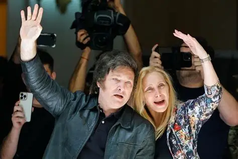 “El Gobierno retoma el armado con aliados: Milei vuelve al escenario público y Karina Milei acelera acuerdos para ordenar la agenda electoral y legislativa en medio de tensiones por el bloque de los 44 y la reforma electoral”