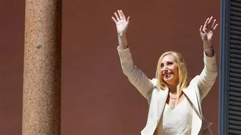 “Los días inusuales en Casa Rosada: la nueva fase de conducción de Karina Milei y el gobernador que tantea su acercamiento a La Libertad Avanza en medio de la pulseada por las reformas”