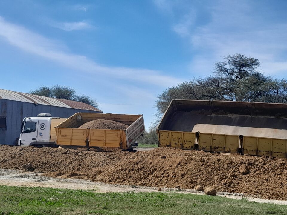 “Gestión compartida: el Municipio de San Gustavo, productores locales y Vialidad Provincial avanzan con la llegada de las primeras bateas de ripio para mejorar caminos y fortalecer la salida de la producción”