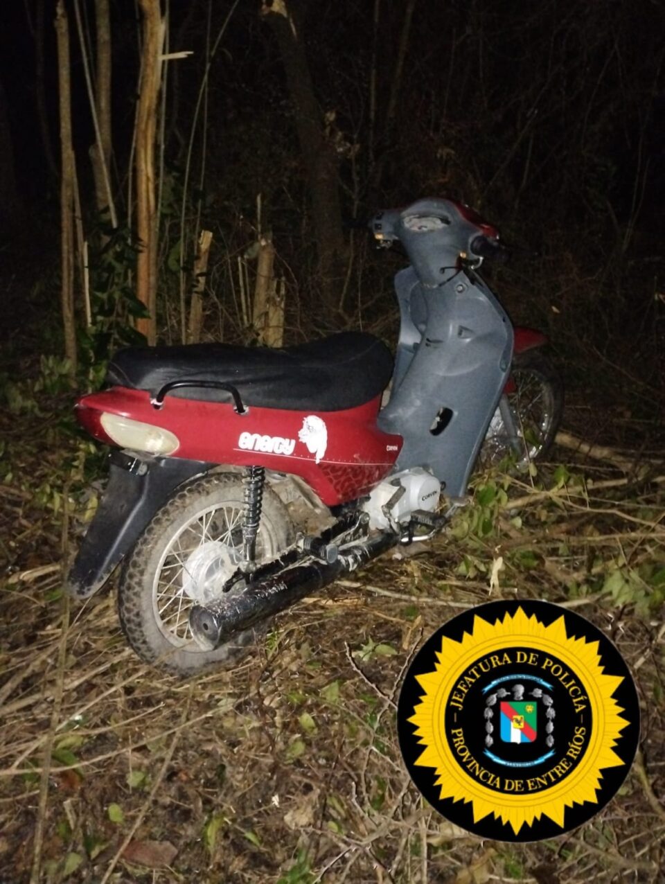 La Policía de La Paz recuperó un motovehículo sustraído en la madrugada: el rodado fue hallado oculto entre la vegetación en Barrio Milagrosa Sur